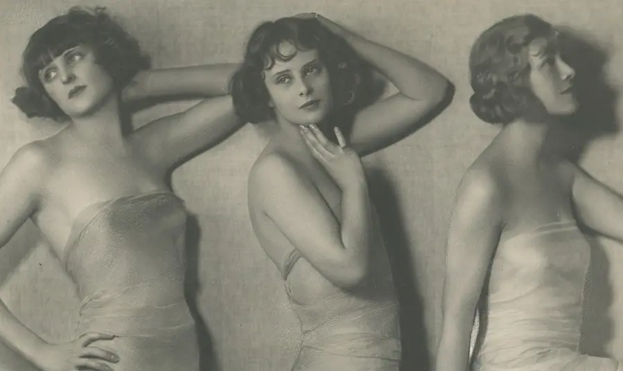 Black and white studio photo from 1923 of three women posing in a 'frieze'