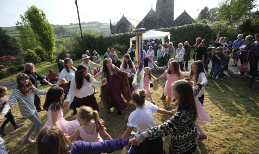 Dancing on Apple Oak day, photographed by Nigel Yeo