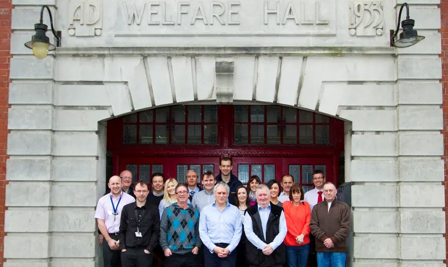 Grŵp o bobl Tylorstown tu allan i’r Neuadd Les