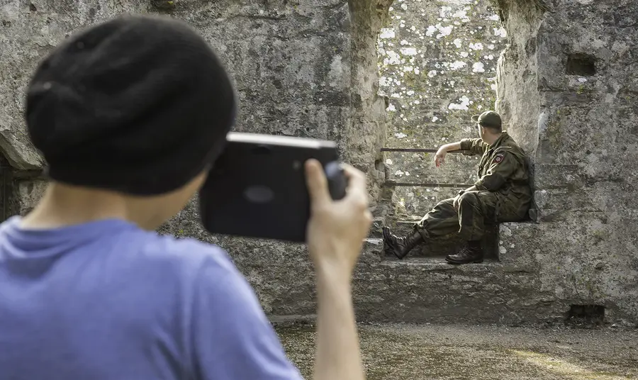 Digwyddiad i bobl ifanc yn edrych ar hanes modern a chanoloesol drwy ffotograffiaeth