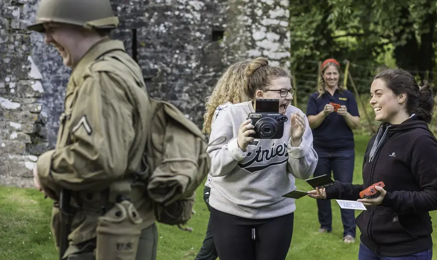Digwyddiad i bobl ifanc yn edrych ar hanes modern a chanoloesol drwy ffotograffiaeth