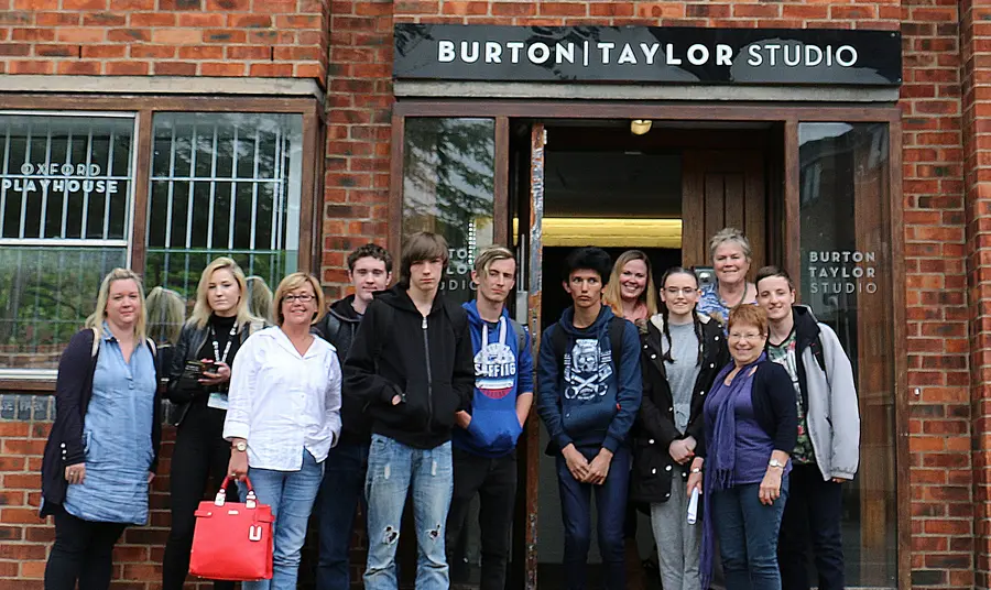 Rhai o’r bobl ifanc sydd ynghlwm â’r prosiect tuallan i stiwdio Burton Taylor