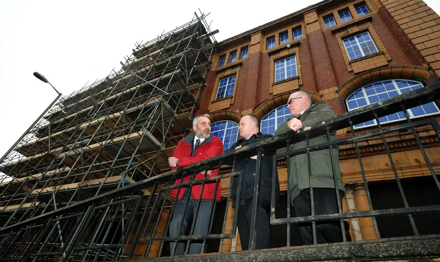 Mae hen adeilad yr YMCA ar bromenâd Pontmorlais 