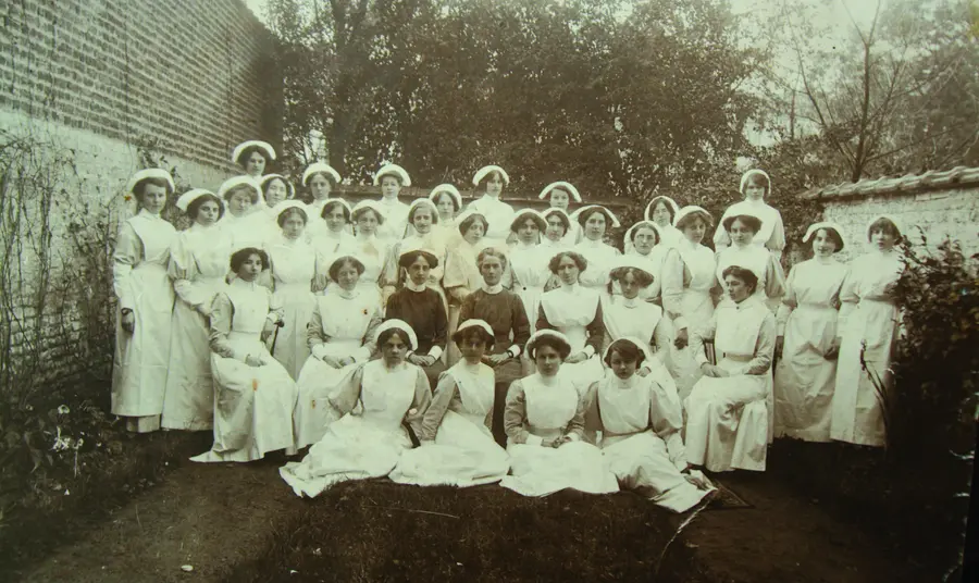 Edith (2nd row from the front, 4th from the left) at the nurse training school she ran in Brussels around 1912