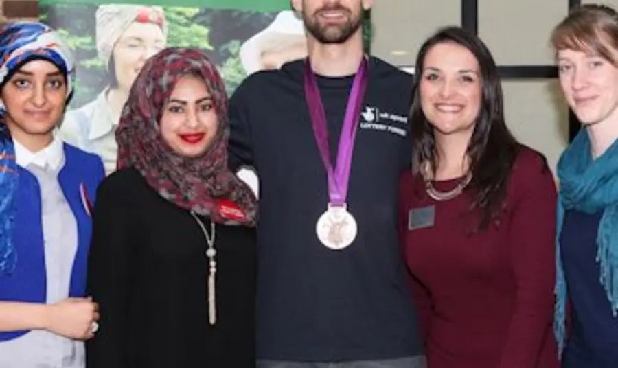 Shanice Mohammed a Sara Khallaf yn cyfarfod medalydd Olympaidd yng Nghaergrawnt