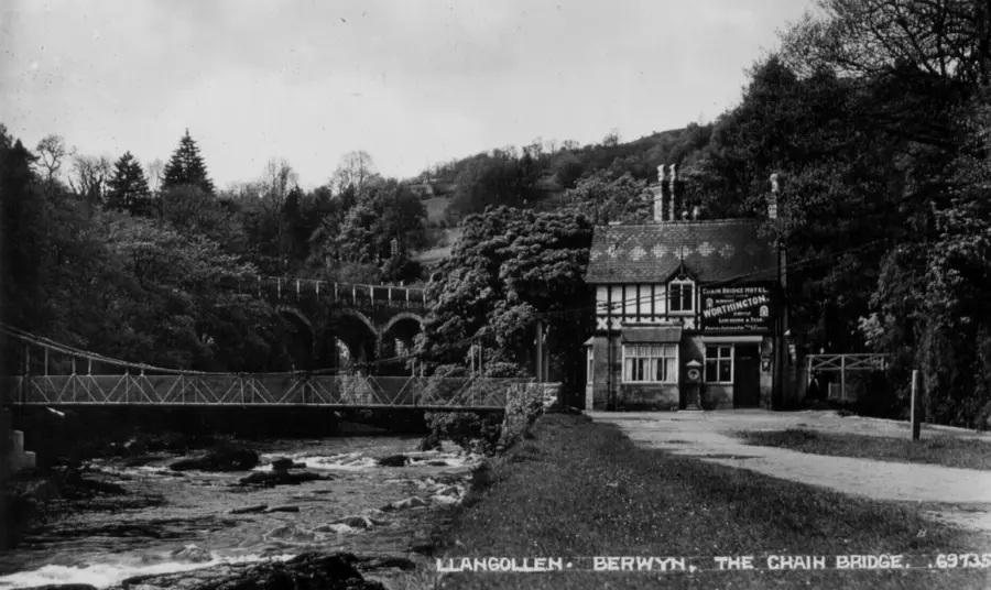 Pont Gadwyni Hanesyddol Llangollen yn ail-agor i’r cyhoedd ar ôl 30 mlynedd