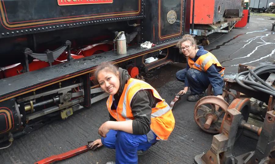 Hyfforddeion menywod ifanc yn Rheilffyrdd Ffestiniog ac Ucheldir Cymru