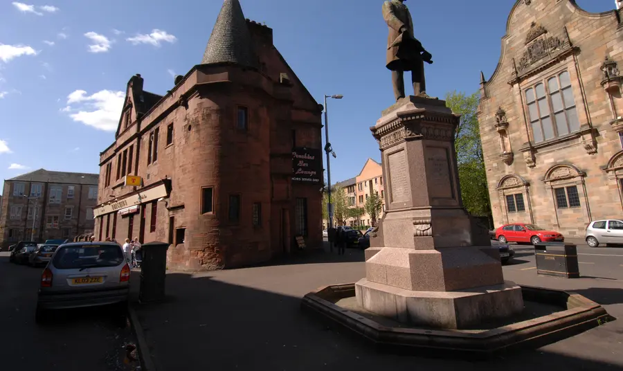 Buildings and monument in Govan Cross