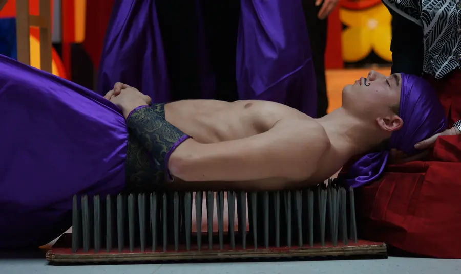 The Family La Bonche - who are we? A person lying on a bed of nails