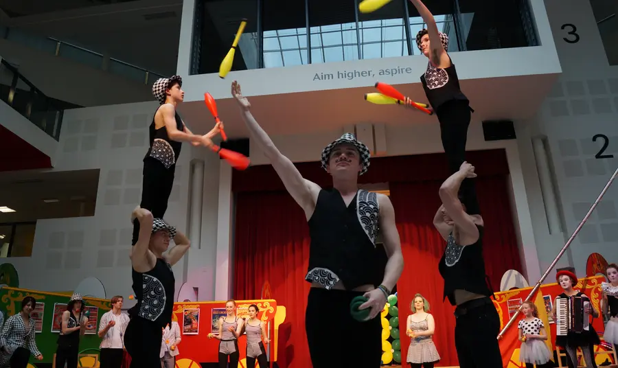 The Family La Bonche - who are we? Acrobats / jongleurs in show