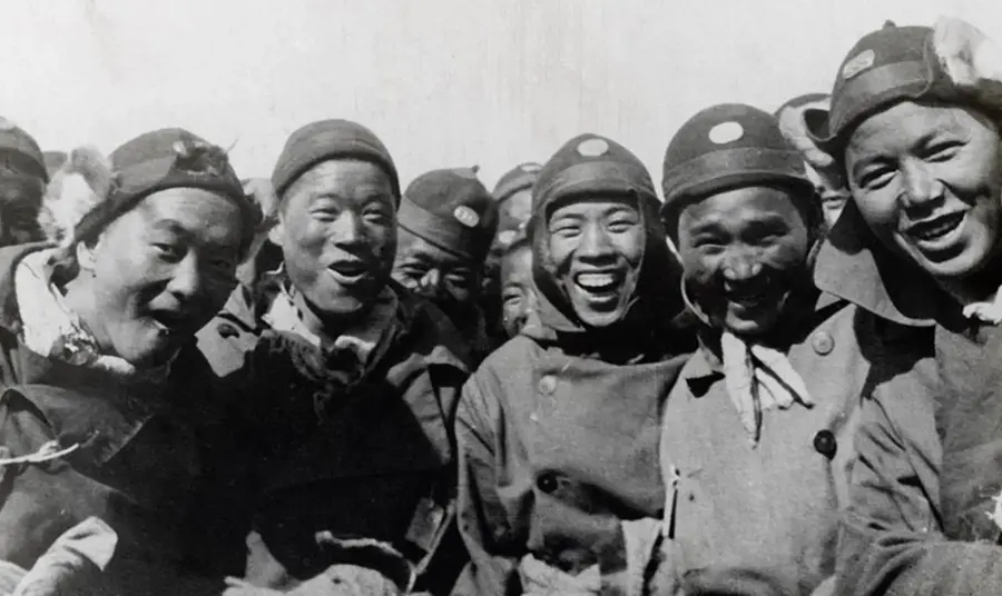 A black and white photo of Chinese men who were members of the Chinese Labour Corps