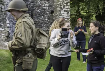 Digwyddiad i bobl ifanc yn edrych ar hanes modern a chanoloesol drwy ffotograffiaeth