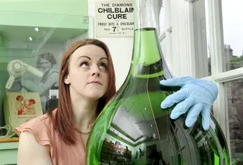 Gwnaeth Samantha Bannerman, curadur ar hyn o bryd yn Amgueddfa Ymddiriedolaeth Cadwraeth St Andrew yn Fife, drawsnewid ei bywyd yn diolch i swydd dan hyfforddiant