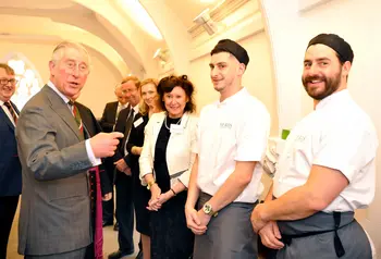 Tywysog Charles yn cwrdd  â staff sy’n gweithio yng nghaffi newydd Cornerstone