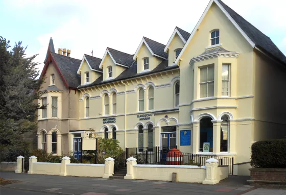 Bydd Amgueddfa Llandudno yn ail-ddatblygu eu cyfleusterau