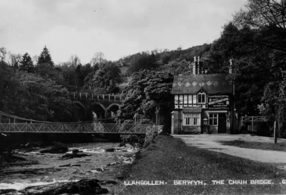 Pont Gadwyni Hanesyddol Llangollen yn ail-agor i’r cyhoedd ar ôl 30 mlynedd