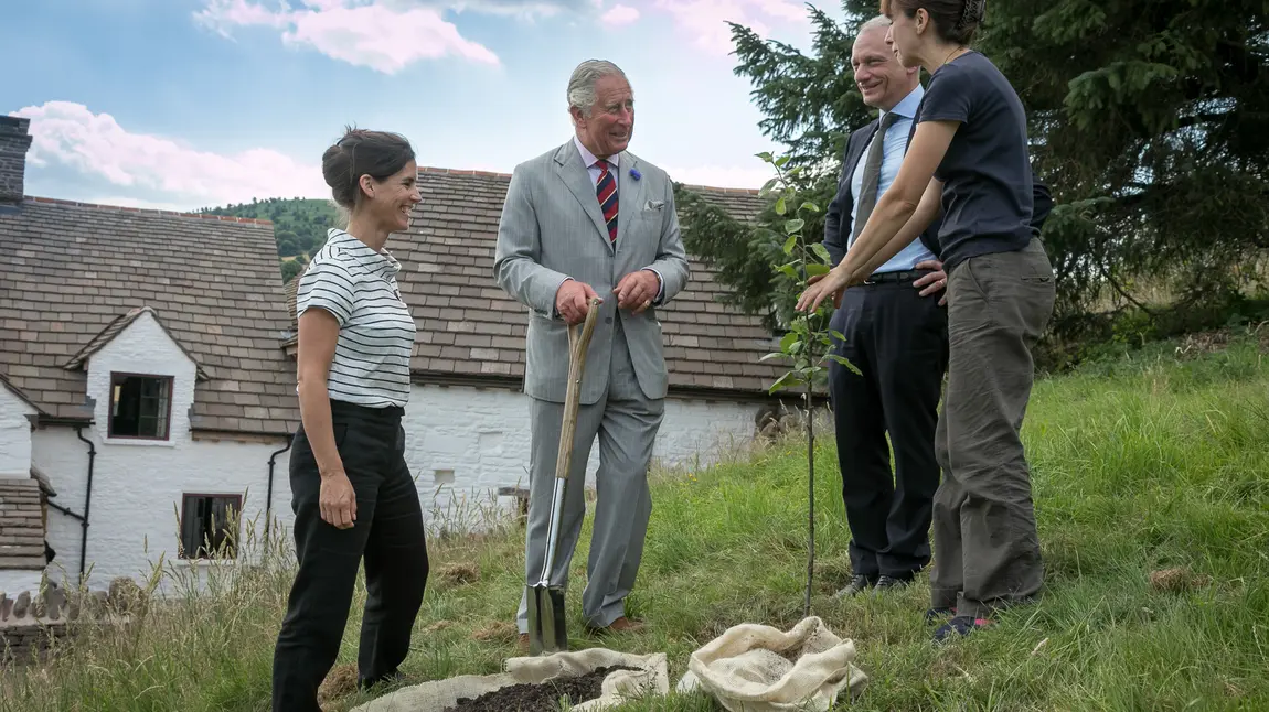 Ymweliad Brenhinol â thŷ canoloesol a achubwyd gan arian y Loteri Genedlaethol