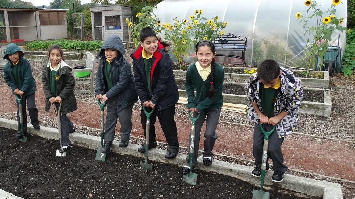 Crossley Hall Primary School pupils get ready to 'Dig for Victory'