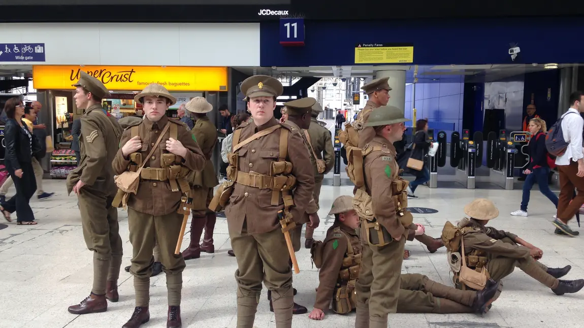 First World War soldiers at a London station 