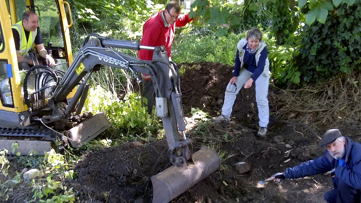 Volunteers  extending and opening the first trench (left to right) Nigel Spofforth, Richard Cawthorne, Susie Newton and Simon Tomson