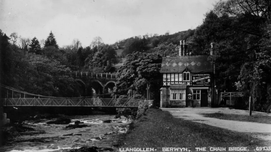 Pont Gadwyni Hanesyddol Llangollen yn ail-agor i’r cyhoedd ar ôl 30 mlynedd