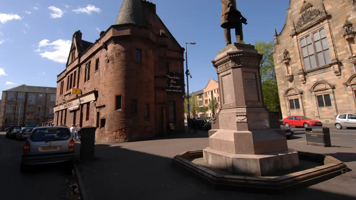 Buildings and monument in Govan Cross